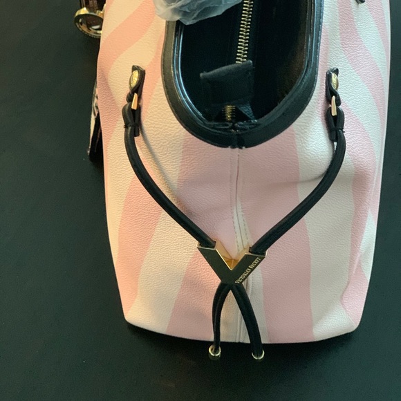 SOLD ❌❌VS Signature Pink Striped Tote Gift Set - Picture 11 of 13